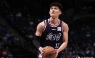 NBA季(jì)前赛，陈国豪(háo)场均10.7分3.3篮板，数据比肩杨瀚森
