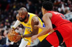 NBA｜詹(zhān)姆斯送出决胜助攻 连续1297场得分上(shàng)双纪录终结