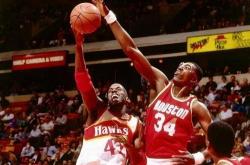 篮下禁飞區(qū)誰(shuí)做主？NBA盖帽神兽排行榜，第一竟不是(shì)奥拉朱旺？