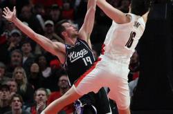 杨瀚森替补登(dēng)场17分钟16分NBA官方晒杨汉森集錦(jǐn)