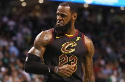 詹姆(mǔ)斯推搡，大骂裁判不会吃到技犯，NBA裁判报告(gào)揭双重標(biāo)准真相