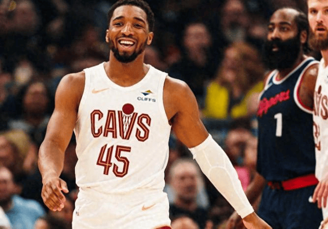 NBA 直播正酣：黑马逆袭冲击季后赛，老牌劲旅死守排名