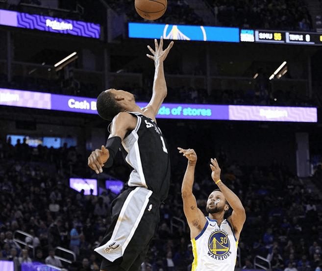 库里 49 分准绝杀马刺，NBA 杯上演 "库日天" 时刻