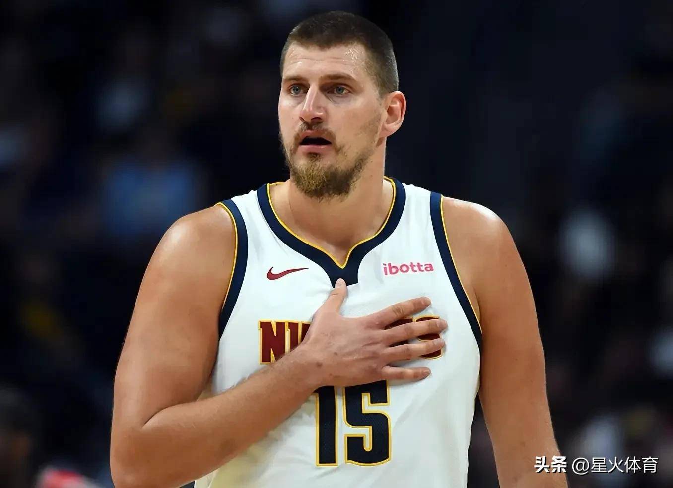 就在今天！约基奇打破历史，超越贾巴尔，登顶NBA中锋助攻榜！