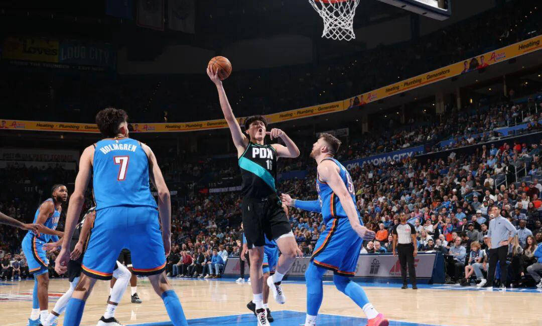 杨瀚森挑战NBA新高度，单场刷新三项纪录，NBA高层盛赞未来可期