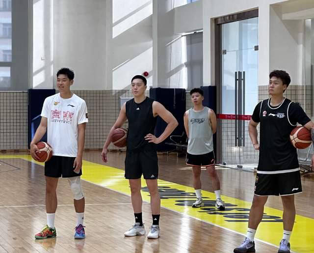 广东全运男篮备战全运会，赵睿重返球队穿着别队服与杜锋交谈