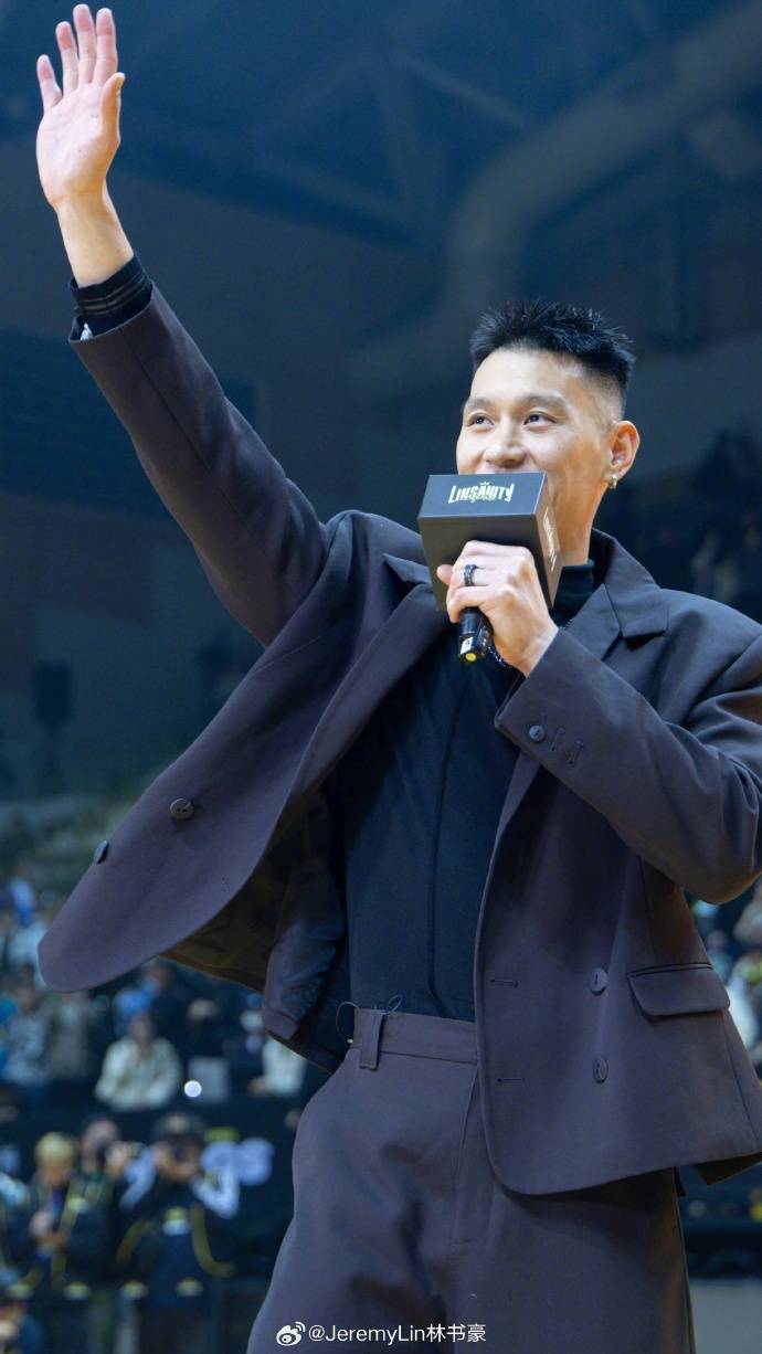 新北国王举办林书豪球衣退役仪式 周杰伦惊喜现身送祝福