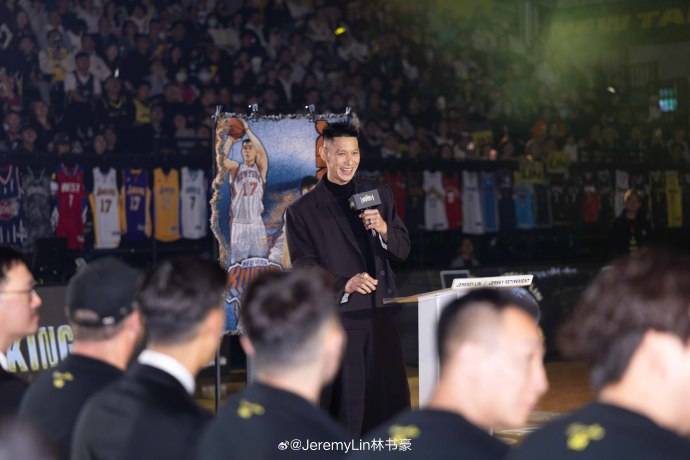 新北国王举办林书豪球衣退役仪式 周杰伦惊喜现身送祝福