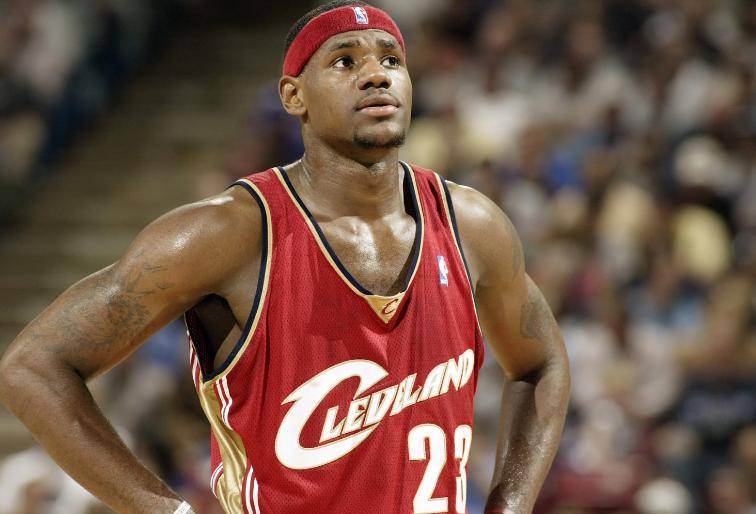 詹姆斯推搡，大骂裁判不会吃到技犯，NBA裁判报告揭双重标准真相