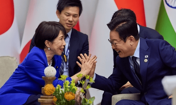 日本政坛突发“大地震”，首相月底或换人？高市早苗找上李在明，中国被点名
