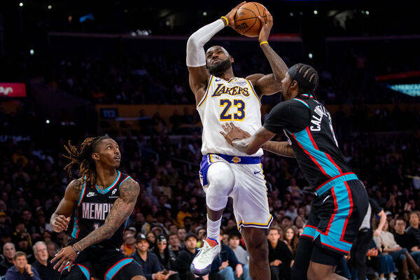 湖人奇兵出击，落后16分大逆转，本赛季关键时刻战绩12胜0负